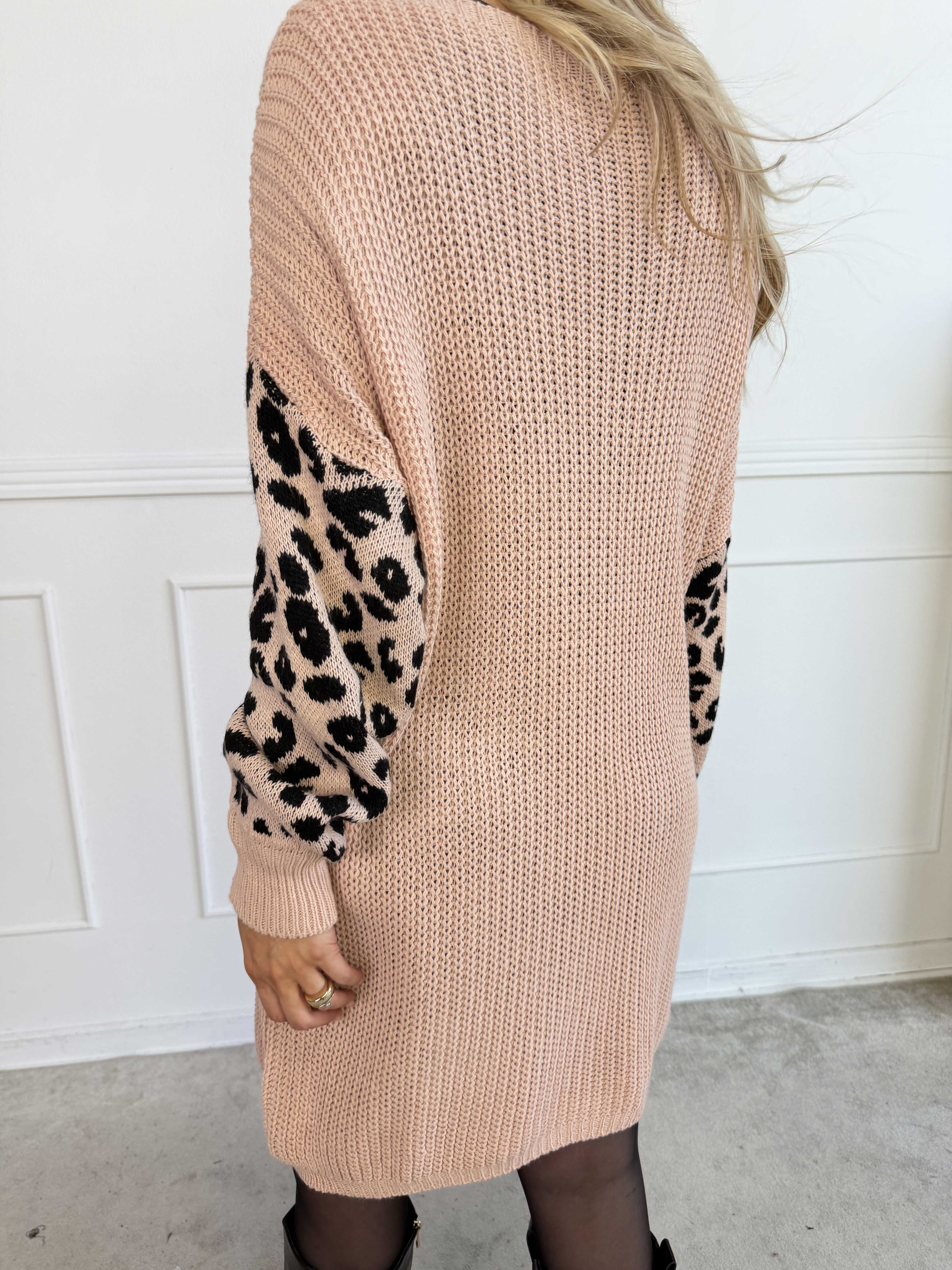 Alvas - Sød og feminin strik med fine ærmer i et trendy leopardprint